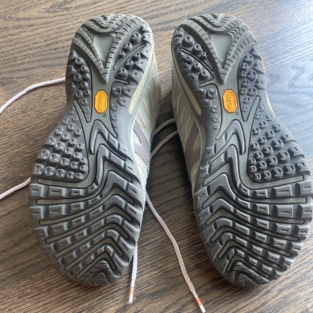 LIKE NEW Merrell hiking shoes - Picture 4 of 5